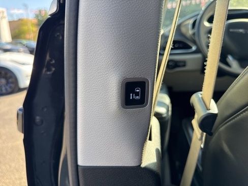 Certified 2019 Chrysler Pacifica Limited image 16