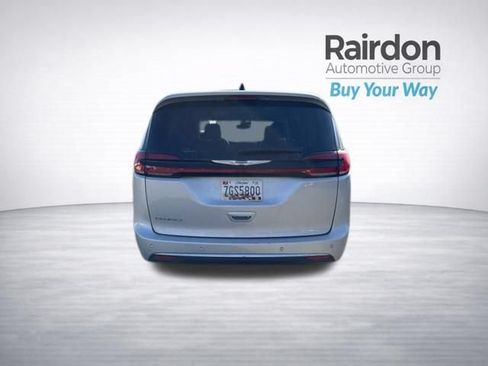 Used 2024 Chrysler Pacifica Touring-L FWD image 6