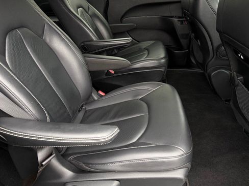 Used 2022 Chrysler Pacifica Touring-L w/ S Appearance Package image 21