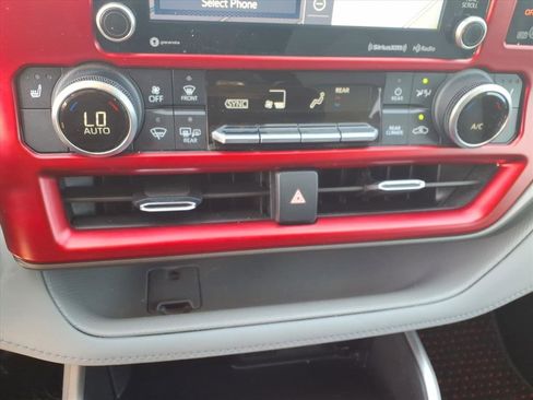 Used 2022 Toyota Highlander XLE image 11