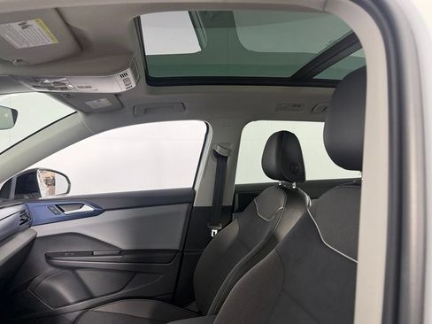 Used 2023 Volkswagen Taos SE w/ Panoramic Sunroof Package FWD image 21