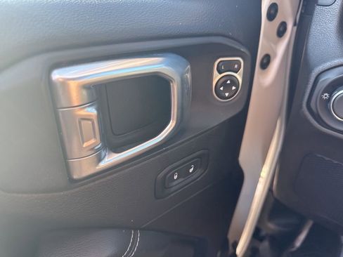 Used 2020 Jeep Wrangler Unlimited Sahara image 25