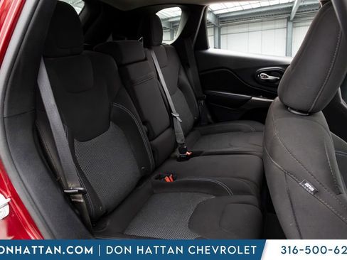 Used 2019 Jeep Cherokee Latitude w/ Popular Appearance Group FWD image 16