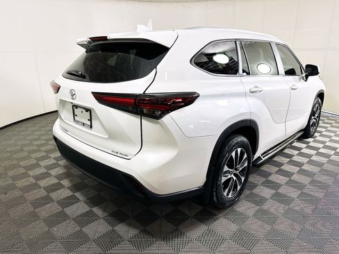 Certified 2025 Toyota Highlander XLE AWD/4WD image 3