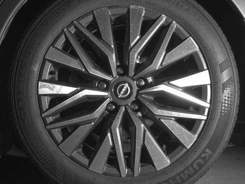 Used 2025 Nissan Altima 2.5 SV FWD image 14