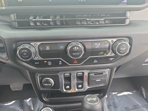 Used 2025 Jeep Wrangler Sport AWD/4WD image 21