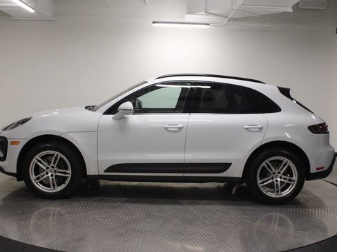 Certified 2022 Porsche Macan AWD/4WD image 2