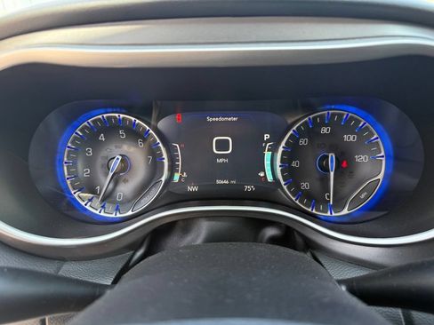 Used 2024 Chrysler Pacifica Touring-L FWD image 21