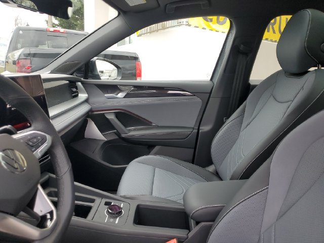 New 2026 Volkswagen Tiguan SE R-Line FWD image 17