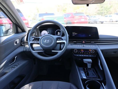 Used 2025 Hyundai Elantra SEL FWD image 12