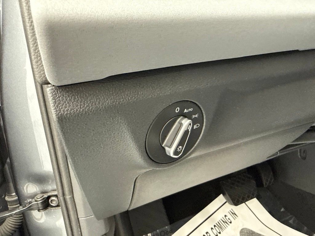 Used 2025 Volkswagen Jetta SE FWD image 19