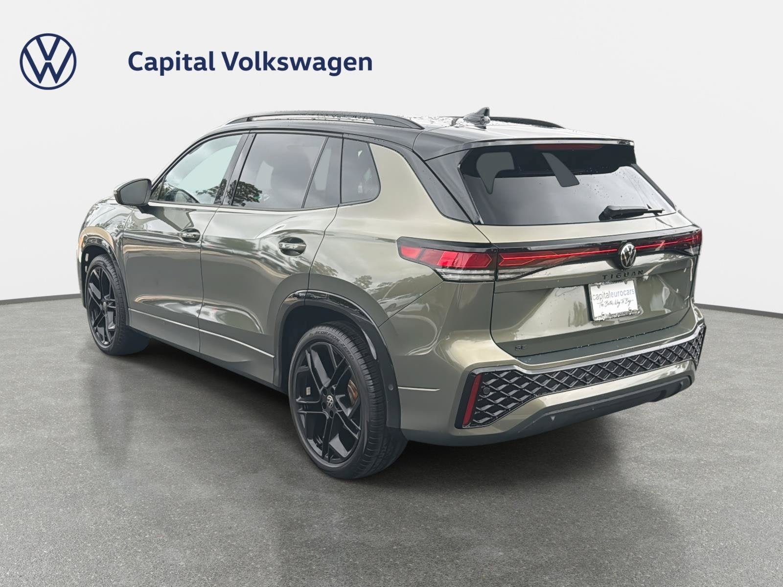 Certified 2026 Volkswagen Tiguan SE R-Line FWD image 8