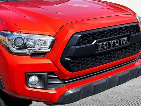 Used 2017 Toyota Tacoma TRD Off-Road w/ Premium & Technology Package RWD image 30