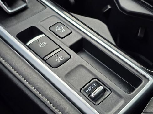 Used 2025 Nissan Pathfinder SV FWD image 34