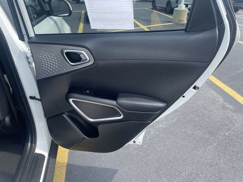 Used 2025 Kia Soul LX w/ LX Technology Package FWD image 36