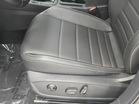 Used 2023 Volkswagen Jetta SE FWD image 25
