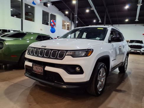 Used 2022 Jeep Compass Latitude AWD/4WD image 3