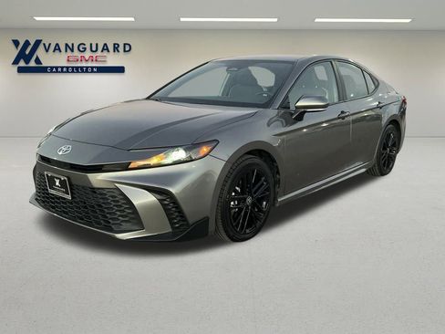 Used 2025 Toyota Camry SE image 1