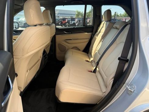 Used 2025 Jeep Grand Cherokee Limited w/ Luxury Tech Group II AWD/4WD image 6