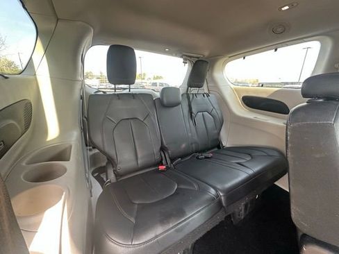 Used 2018 Chrysler Pacifica Touring-L Plus image 31