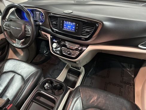 Used 2017 Chrysler Pacifica Touring-L FWD image 11
