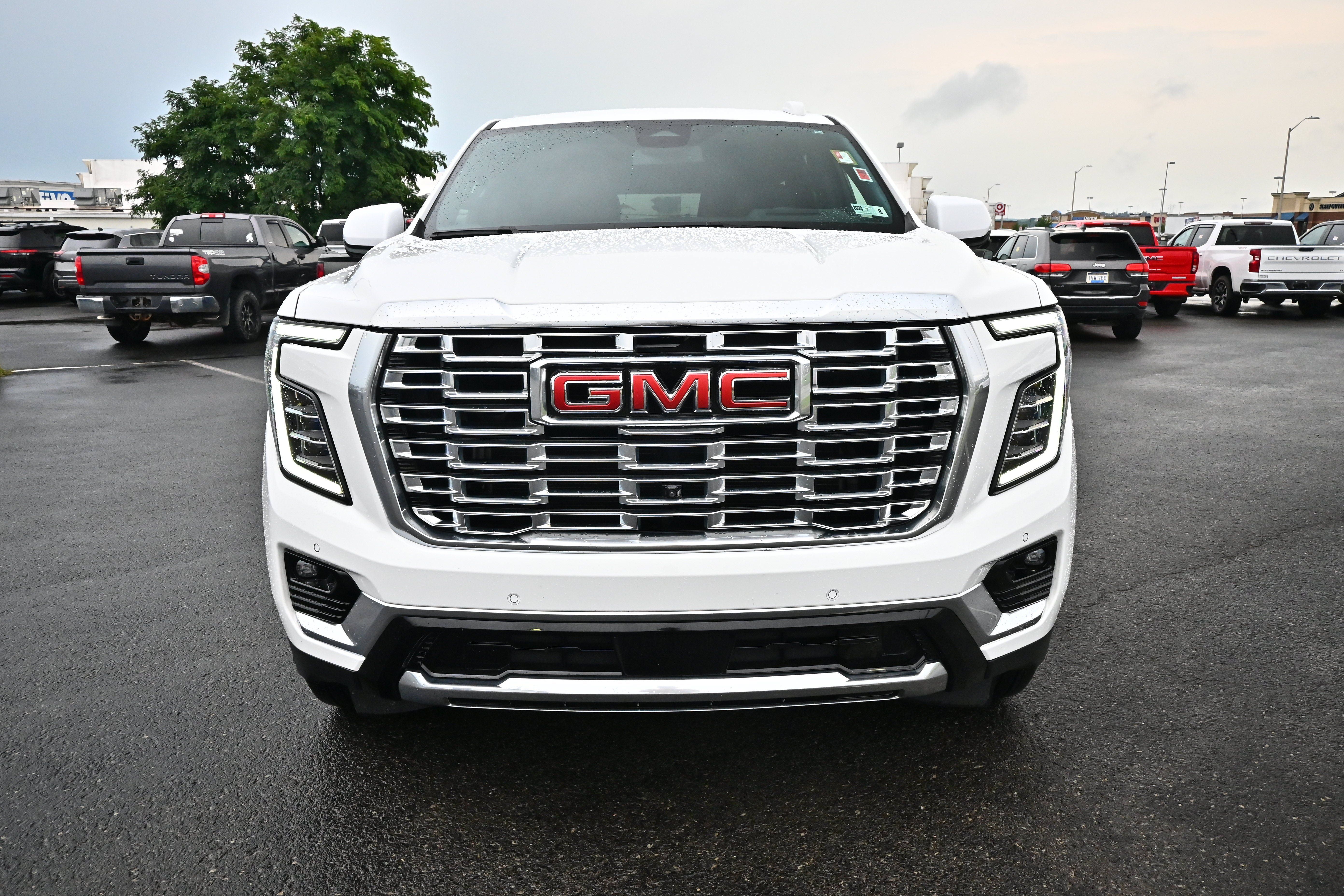 Used 2025 GMC Yukon Denali AWD/4WD image 3
