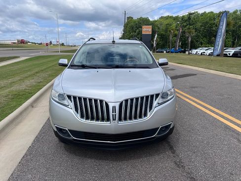 Used 2013 Lincoln MKX FWD image 2