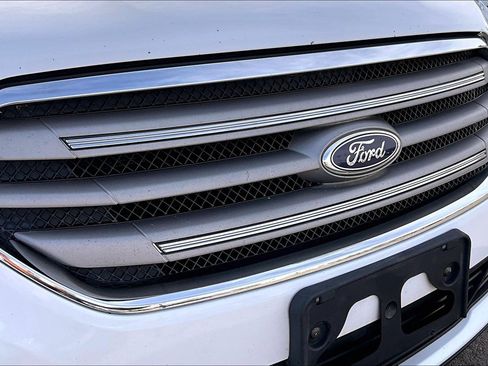 Used 2015 Ford Taurus SE image 25