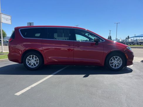 Used 2025 Chrysler Pacifica Select FWD image 9