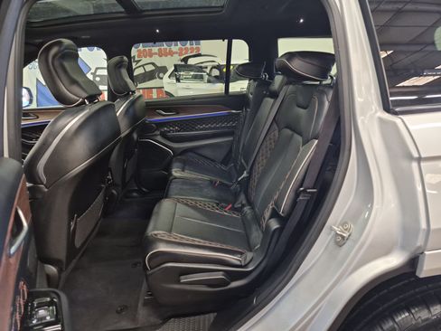 Used 2021 Jeep Grand Cherokee L Summit w/ Luxury Tech Group V AWD/4WD image 17