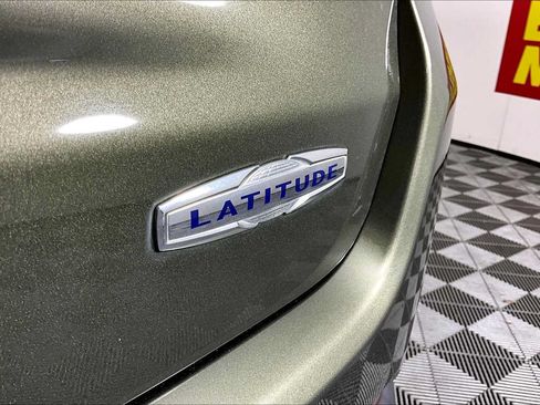 Used 2018 Jeep Compass Latitude w/ Popular Equipment Group FWD image 10