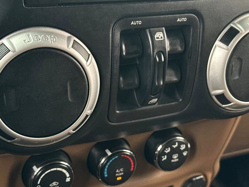 Used 2016 Jeep Wrangler Unlimited Sahara w/ Connectivity Group image 16