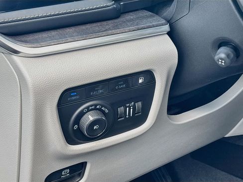 Used 2022 Jeep Grand Cherokee Overland AWD/4WD image 10