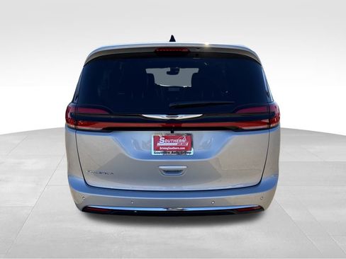 New 2026 Chrysler Pacifica Select image 4