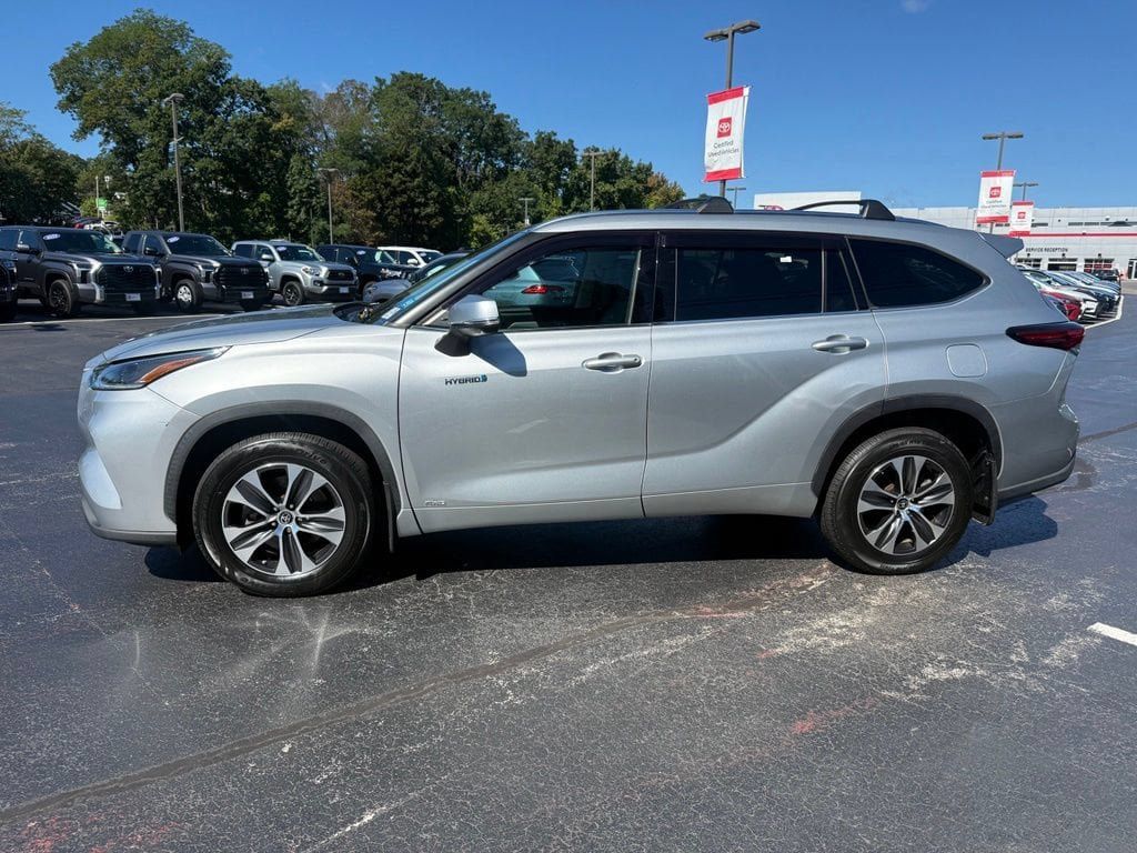 Used 2021 Toyota Highlander XLE AWD/4WD image 3