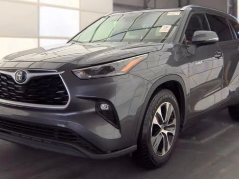 Used 2021 Toyota Highlander XLE FWD image 1
