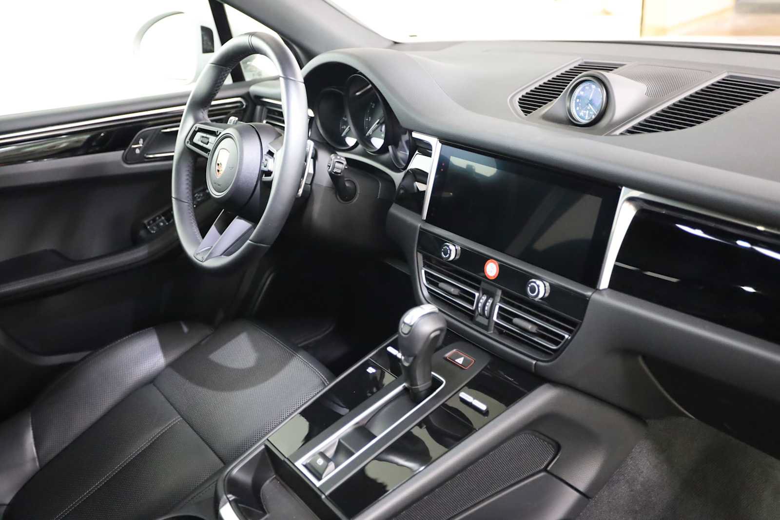 Used 2025 Porsche Macan AWD/4WD image 11
