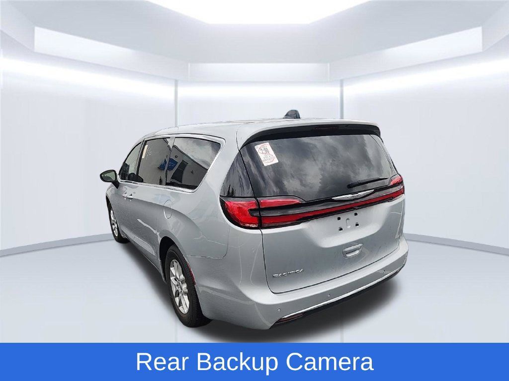 Used 2023 Chrysler Pacifica Touring-L FWD image 5