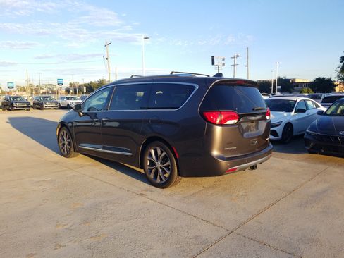 Used 2018 Chrysler Pacifica Limited w/ Tire & Wheel Group image 5