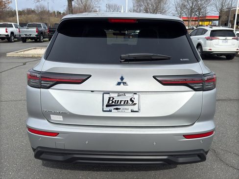 Used 2025 Mitsubishi Outlander ES image 6