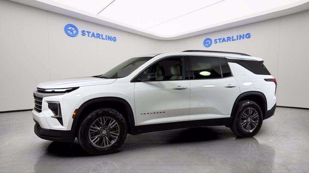 Used 2026 Chevrolet Traverse LT w/ Driver Confidence Package FWD image 2