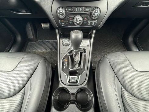 Used 2019 Jeep Cherokee Overland AWD/4WD image 27