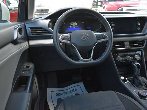 Used 2024 Volkswagen Taos SE AWD/4WD image 14