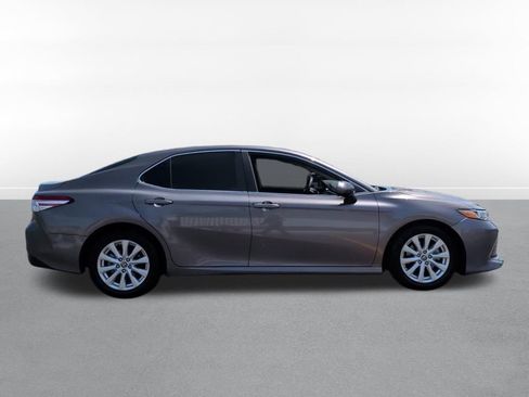 Used 2018 Toyota Camry LE FWD image 4