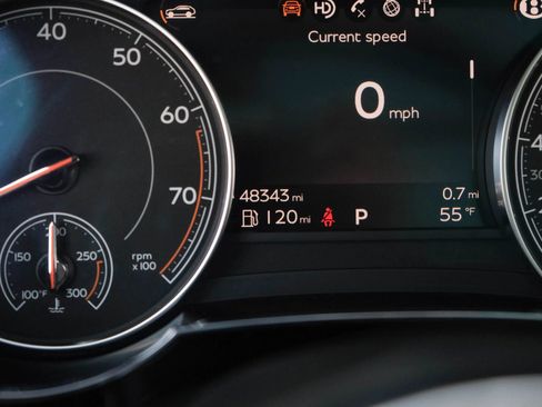 Used 2018 Bentley Bentayga image 40