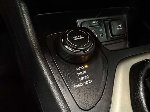 Used 2018 Jeep Cherokee Limited w/ Technology Group AWD/4WD image 30