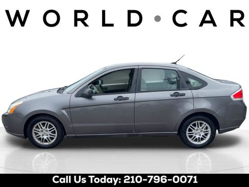 Used 2010 Ford Focus SE image 4