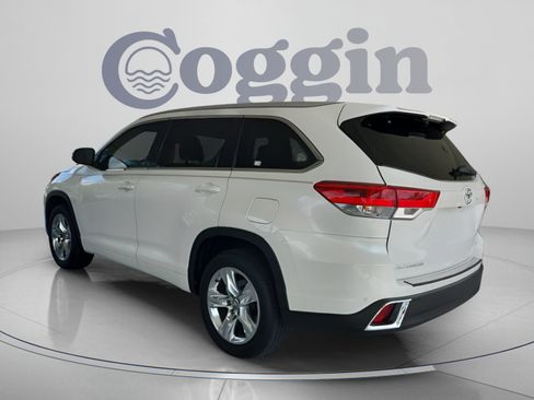 Used 2018 Toyota Highlander Limited FWD image 3