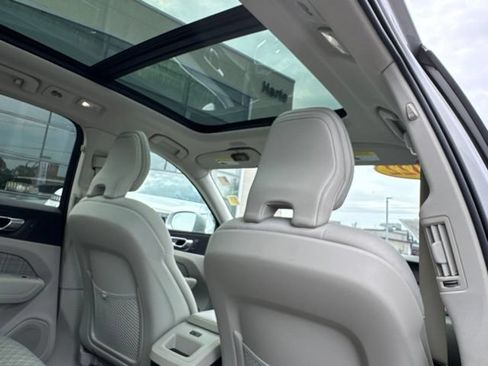 Used 2022 Volvo XC60 B5 Momentum AWD/4WD image 24