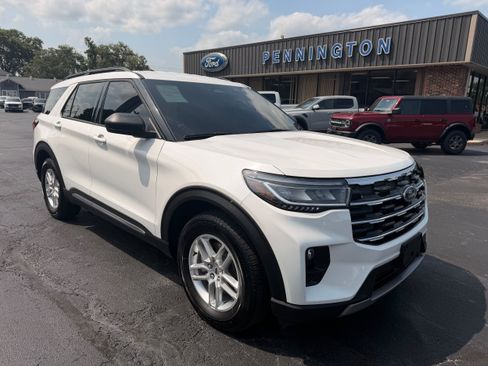 Used 2025 Ford Explorer Active w/ Active Comfort Package RWD image 2